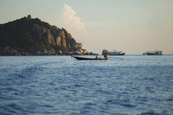 Długoogonowa Łódź Pływająca Nad Błękitnym Morzem Wyspy Koh Tao Tajlandia — Zdjęcie stockowe