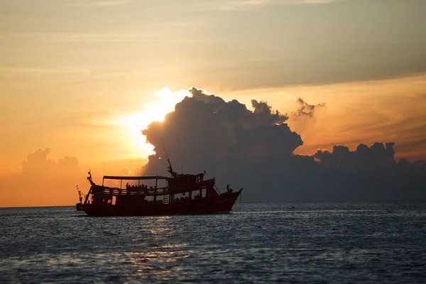 在美丽的夕阳西下巡航的观光船 — 图库照片