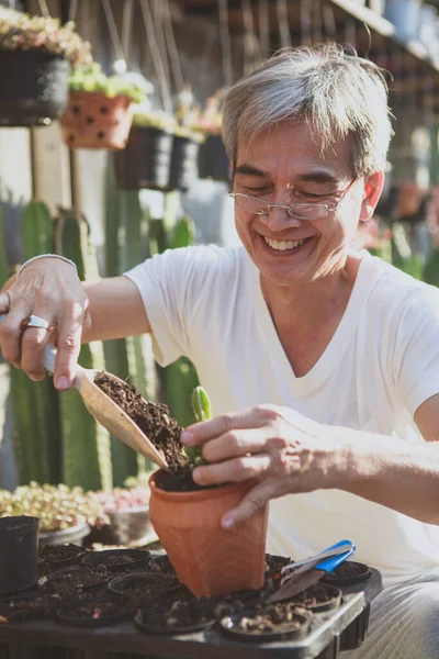 Senior Asian Man Smiling Happiness While Planting Home Garden — Zdjęcie stockowe