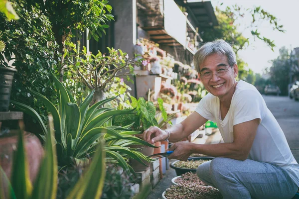 Azji Senior Człowiek Relaks Uśmiechnięta Twarz Domu Ogród — Zdjęcie stockowe