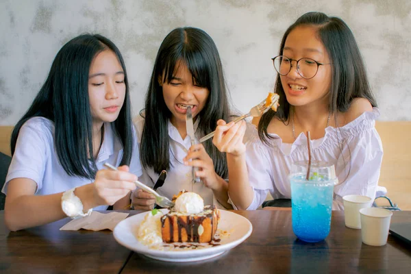 Grupa Azji Nastolatek Jedzenie Słodkie Przekąski Kawiarnia Kawa — Zdjęcie stockowe