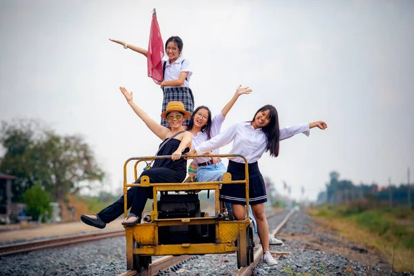 Группа Различных Азиатских Женщин Счастливый Образ Жизни Железнодорожной Трассе — стоковое фото