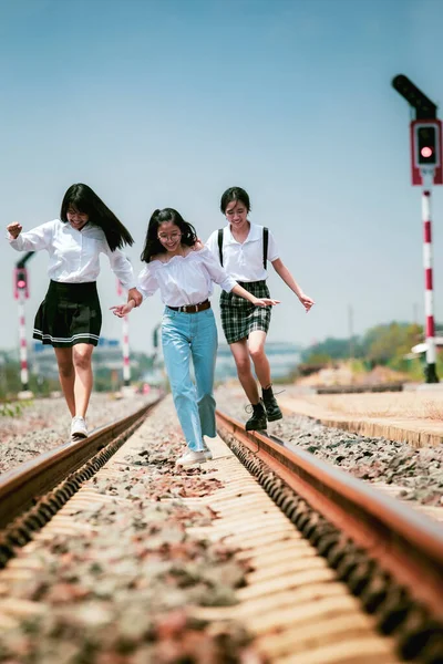 Grupo Adolescentes Alegres Corriendo Con Felicidad Vía Férrea — Foto de Stock