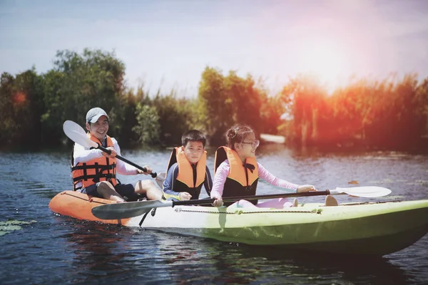 Asiatisk Familj Segling Kajak Båt Sötvatten Sjö — Stockfoto