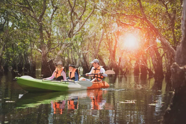 Asiatisk Familj Segling Havskajak Mangrove Skog — Stockfoto