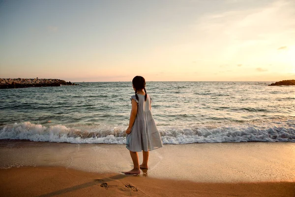 Meisje Kinderen Staan Aan Zee Strand Tegen Mooie Zonsondergang Licht — Stockfoto