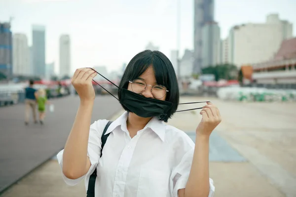 Asiatisk Tonåring Med Skyddande Ansiktsmask Handen Stående Utomhus — Stockfoto