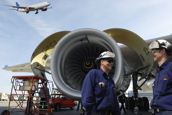 航空機力学とジェット エンジン — ストック写真