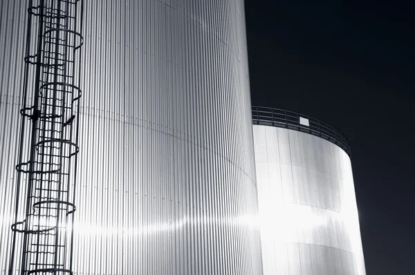 Věže skladování paliva a rafinerie — Stock fotografie