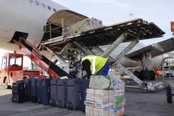 Vliegtuig wordt geladen met bagage en tassen — Stockfoto