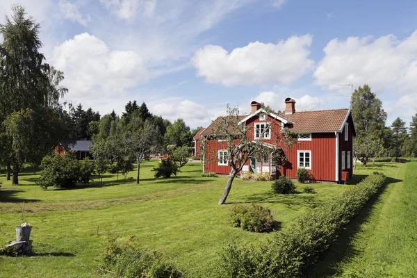 Oude rode huisjes en groene weiden — Stockfoto