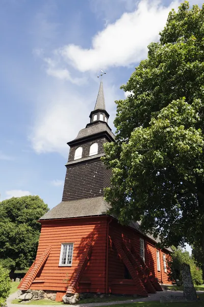 Starý červený dřevěný kostel — Stock fotografie