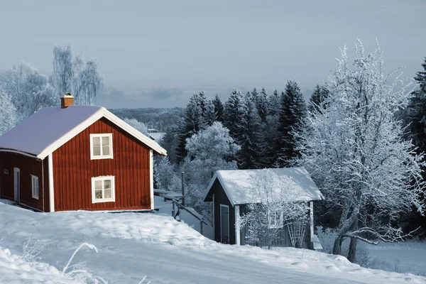 Viejas cabañas rojas, invierno y nieve —  Fotos de Stock