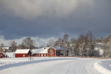 Kırmızı evler ve karlı kış