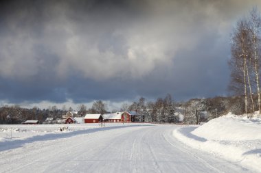 Kırmızı evler ve karlı kış