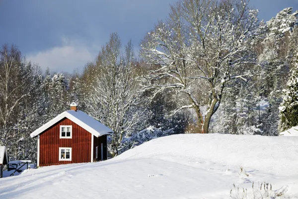 Cabañas rojas e invierno nevado — Foto de Stock