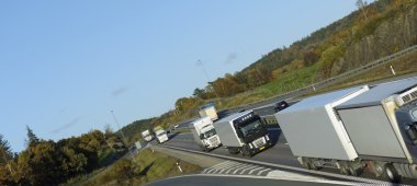 trafik tarafından çevrili kamyonlar