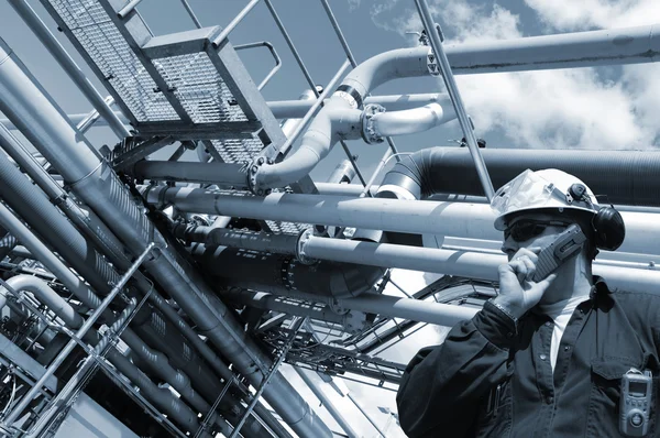 Trabajadores del petróleo y tuberías de refinería — Foto de Stock