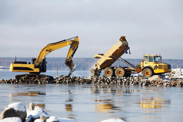 Bulldozer muddring i havet — Stockfoto