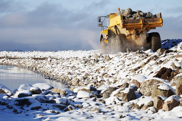 Buldozer vytěžená v moři — Stock fotografie