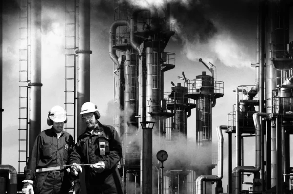 Refinery workers and industry, vintage look — Stock Photo, Image