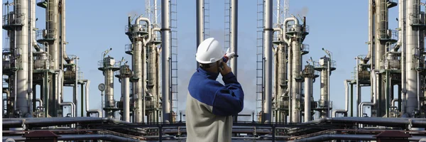 Refinaria de petróleo e gás gigante em uma vista panorâmica — Fotografia de Stock
