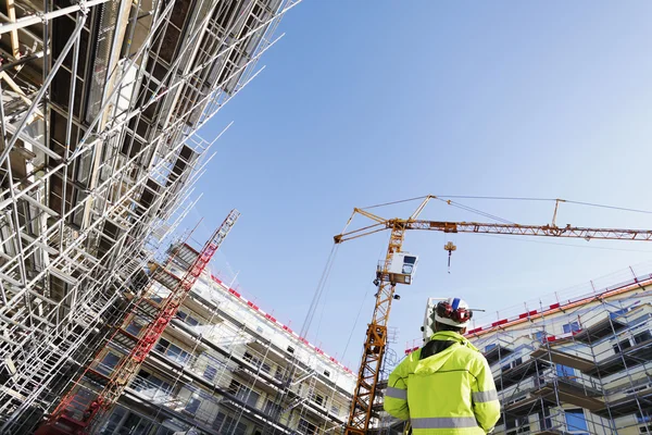 Vermessungsingenieur mit Messgerät in Baustelle — Stockfoto