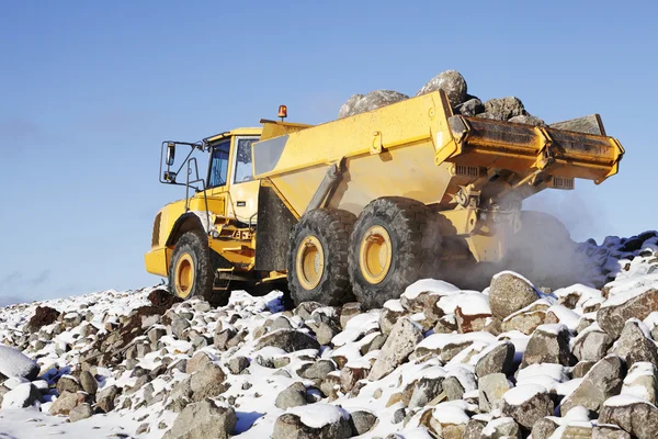 Camion pesante guida in terreni accidentati — Foto Stock