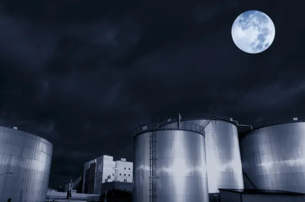 달빛 하늘 아래 정유 연료 탱크 — 스톡 사진
