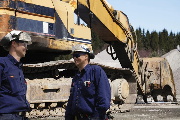 Bulldozer e lavoratori in azione di scavo — Foto Stock