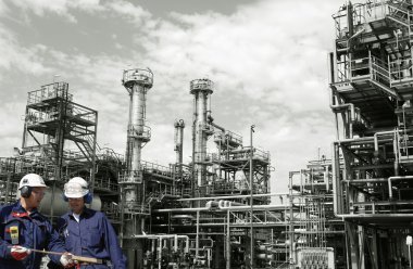 Petrol ve gaz rafineri içinde petrol işçileri