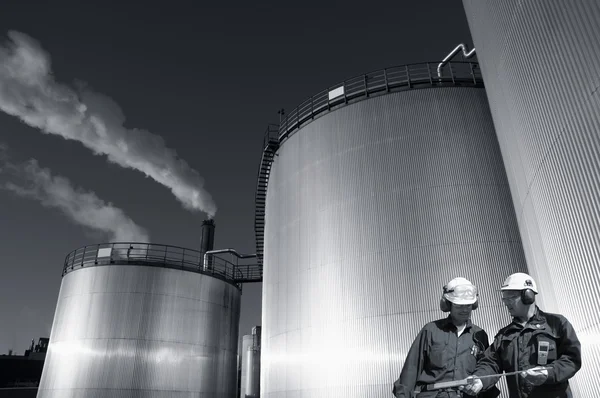 Trabajadores del petróleo y almacenamiento de combustible — Foto de Stock