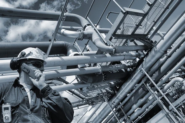 Trabajadores del petróleo dentro de la refinería de petróleo y gas — Foto de Stock