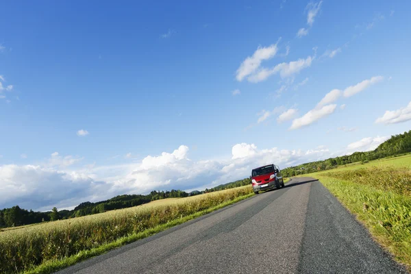 Auto, suv, jízdy na malé venkovské silnici — Stock fotografie