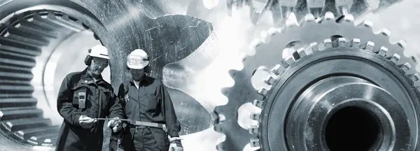 Industriearbeiter und riesige Maschinen — Stockfoto