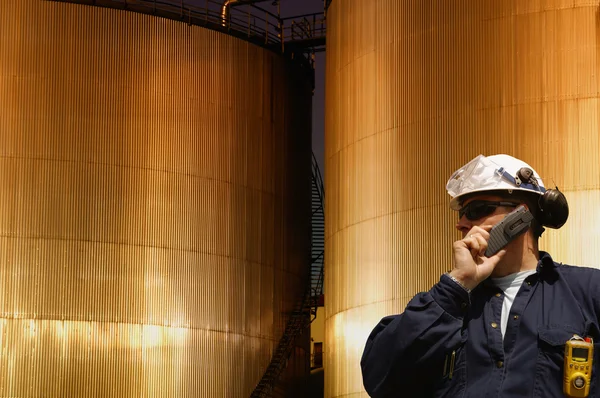 Engenheiro de petróleo e gás com tanques de combustível — Fotografia de Stock