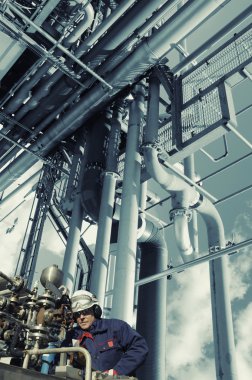konstrüksiyon boru hatları ile petrol işçisi