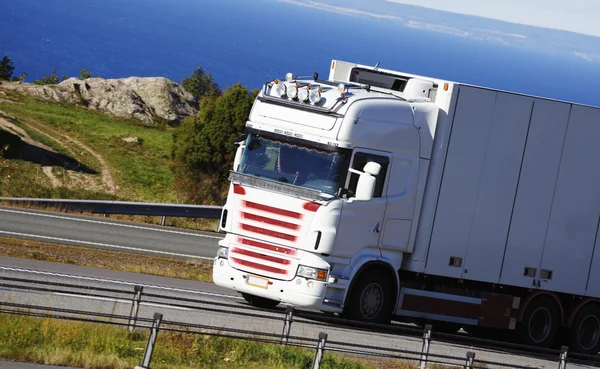 Grote vrachtwagen rijden een schilderachtige route — Stockfoto