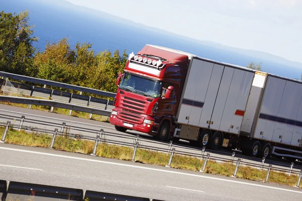 Stora truck driver en naturskön väg — Stockfoto