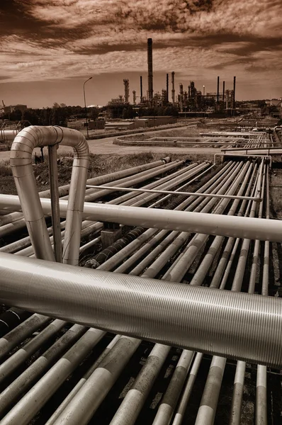 Pipelines leading to oil industry — Stock Photo, Image