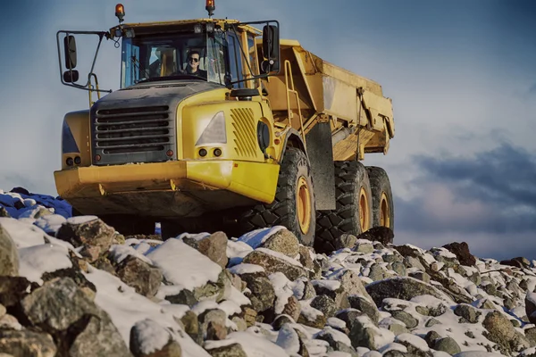 Ciężkie pick-up truck w ekstremalnych warunkach — Zdjęcie stockowe