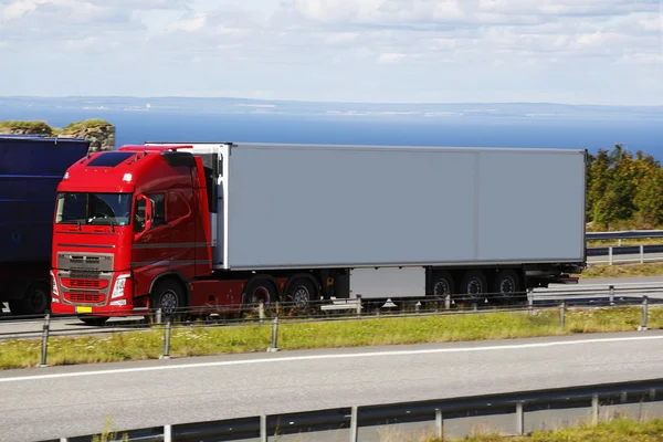 Large truck driving a scenic route — Stock Photo, Image