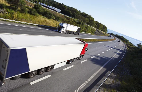 Lastbilstransporter på stora motorvägen — Stockfoto