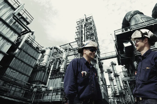 Trabalhadores do petróleo e do gás em frente à refinaria de petróleo — Fotografia de Stock