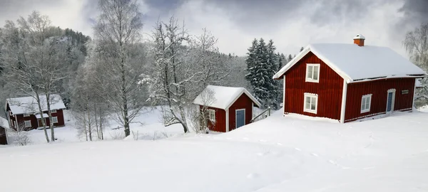 Pequenas casas de campo em uma paisagem velha rural do inverno — Fotografia de Stock