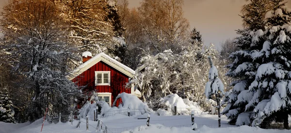 Маленький домик в деревенском старом зимнем пейзаже — стоковое фото