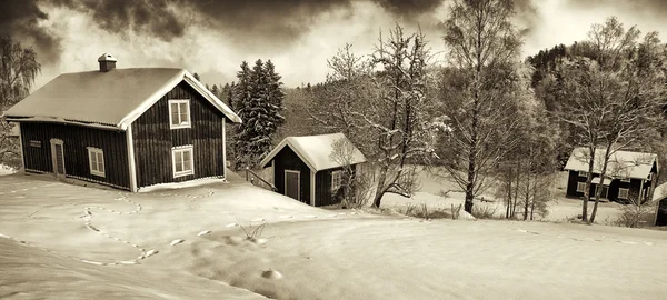 Pequeñas cabañas situadas en un paisaje rural de invierno antiguo — Foto de Stock