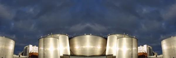 Grande stoccaggio olio e carburante panoramico al tramonto — Foto Stock