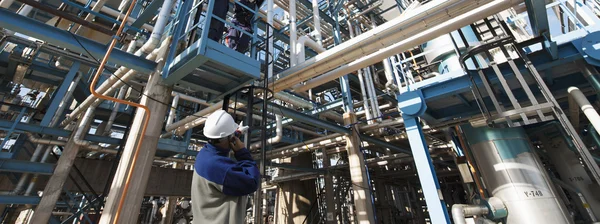 Trabajador hablando por teléfono — Foto de Stock