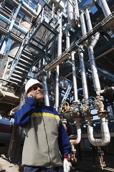 Oil worker operating pipelines pumps — Stock Photo, Image